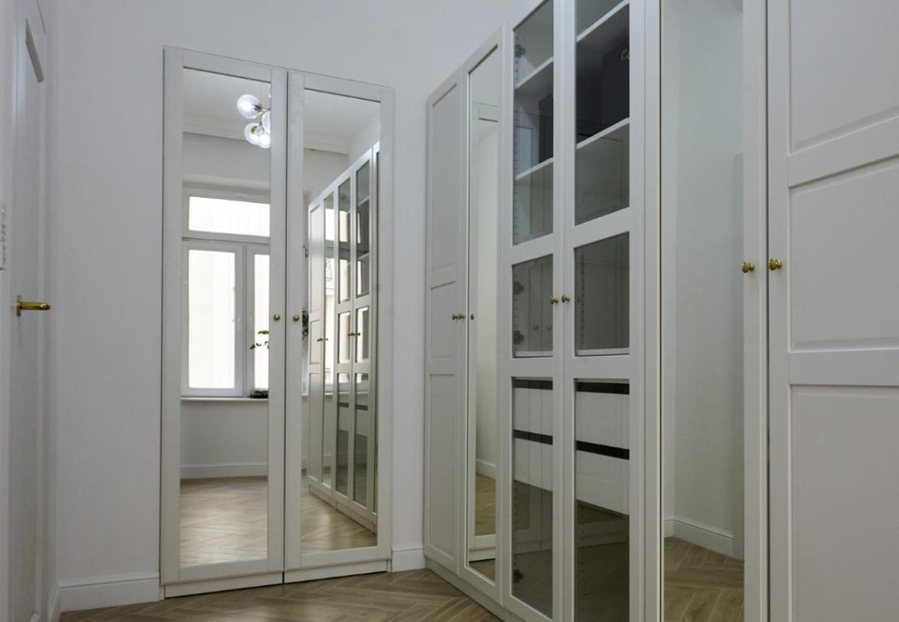 Apartment Komfortowy Z Parkingiem, 70m2, Srodmiescie -klimatyzacja, Dostep Na Kod-polonia Resident